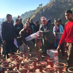 दलित परिवारलाई ग्यास सिलिन्डर र चुल्हो वितरण