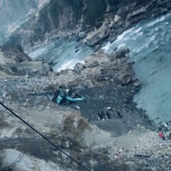 ठड्याभीरमा काम गरिरहेको जेसीबी पहिरो खस्दा पुरियो, चालक घाइते