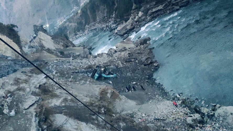 ठड्याभीरमा काम गरिरहेको जेसीबी पहिरो खस्दा पुरियो, चालक घाइते