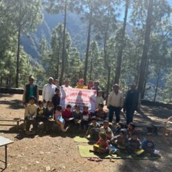 नेपाल राष्ट्रिय कर्मचारी संगठन दार्चुलाद्वारा विद्यालयलाई शैक्षिक सामग्री सहयोग