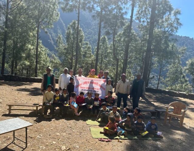 नेपाल राष्ट्रिय कर्मचारी संगठन दार्चुलाद्वारा विद्यालयलाई शैक्षिक सामग्री सहयोग