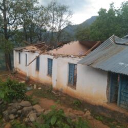 हावाहुरीले गरडा मावि भवनको छानो उडायो, जस्तापास्ता यत्रतत्र