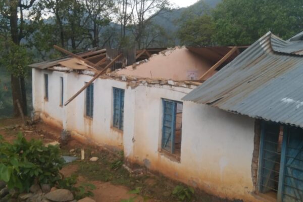 हावाहुरीले गरडा मावि भवनको छानो उडायो, जस्तापास्ता यत्रतत्र