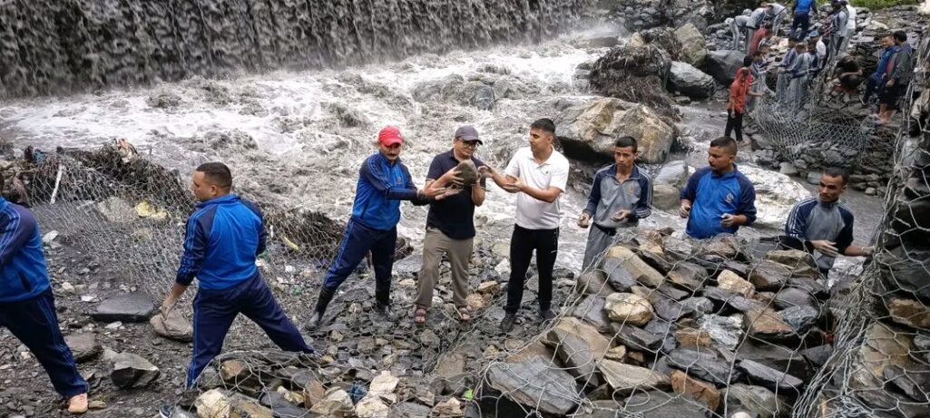 जग खस्कन लागेको पुलको सुरक्षानिकायले गरे तटबन्धन
