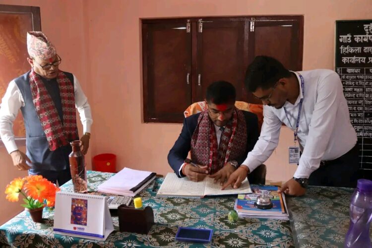 दुहुँ गाउँपालिकामा प्रमुख प्रशासकीय अधिकृत जोशी हाजिर