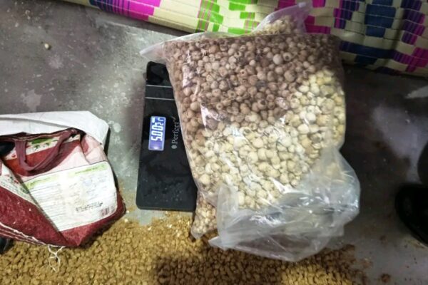 वन लसुनसहित एक महिला पक्राउ