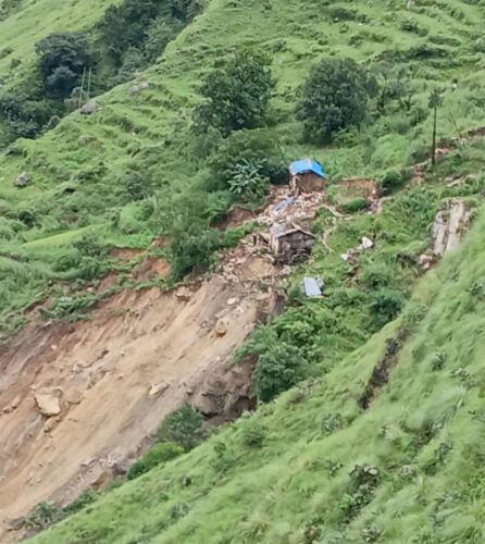 ब्याँस गाउँपालिका-२ गोतपानीमा पहिरो जाँदा दुई घरमा क्षति, परिवार विस्थापित