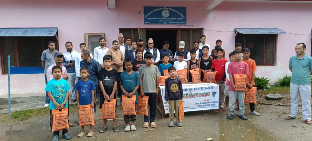 निजामती कर्मचारी युनियन स्थापना दिवस : अनाथ बालबालिकालाई शैक्षिक सामग्री वितरण 