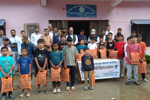 निजामती कर्मचारी युनियन स्थापना दिवस : अनाथ बालबालिकालाई शैक्षिक सामग्री वितरण 