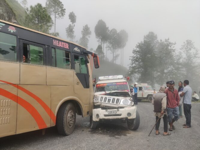 दार्चुलामा बस र जीप एकआपसमा ठोक्किए