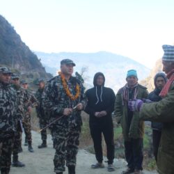 सेनाका जर्नेल खत्रीद्वारा तिंकर सडक अनुगमन, गाउँमा पुग्दा फूलमालाले स्वागत