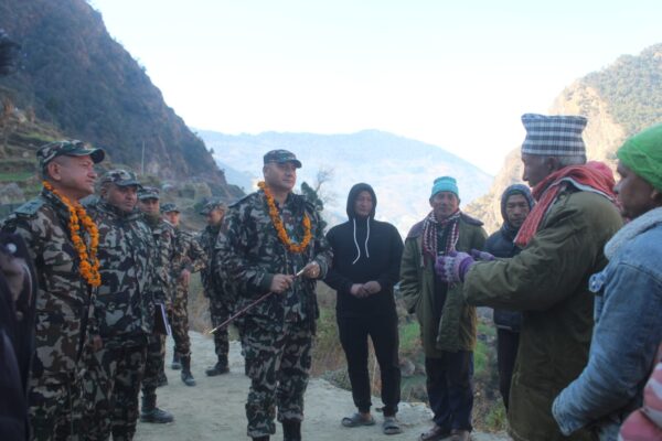सेनाका जर्नेल खत्रीद्वारा तिंकर सडक अनुगमन, गाउँमा पुग्दा फूलमालाले स्वागत