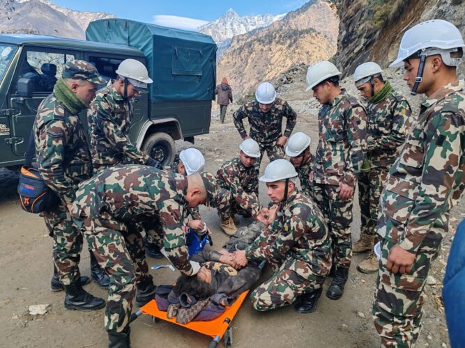 ब्याँसको गल्थामा ट्याक्टर दुर्घटना, सेनाद्वारा चालकको उद्वार