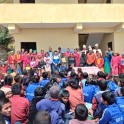 जन्मदिनमा टुहुरा विद्यार्थीलाई शैक्षिक सामग्री वितरण