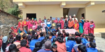 जन्मदिनमा टुहुरा विद्यार्थीलाई शैक्षिक सामग्री वितरण