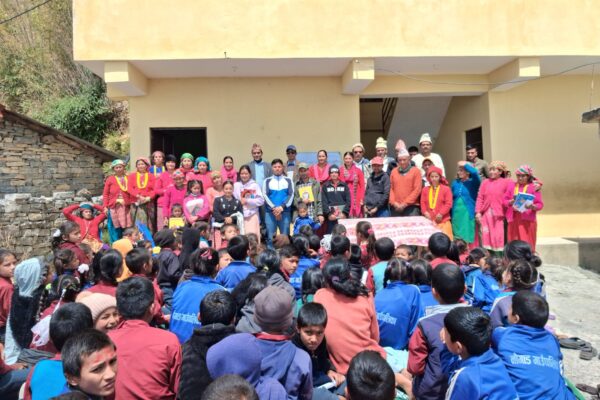 जन्मदिनमा टुहुरा विद्यार्थीलाई शैक्षिक सामग्री वितरण