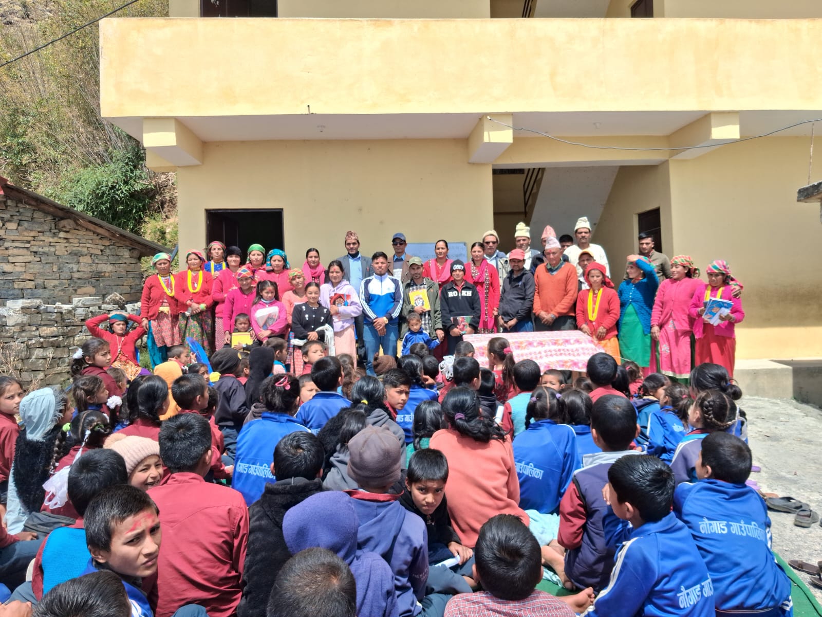 जन्मदिनमा टुहुरा विद्यार्थीलाई शैक्षिक सामग्री वितरण