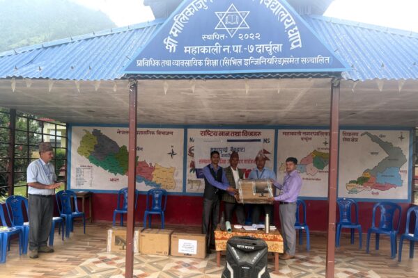 माछापुच्छ्रे बैंकद्वारा मालिकार्जुन माविलाई कम्प्युटर र प्रिन्टर सहयोग माछापुच्छ्रे बैंकद्वारा मालिकार्जुन माविलाई कम्प्युटर र प्रिन्टर सहयोग